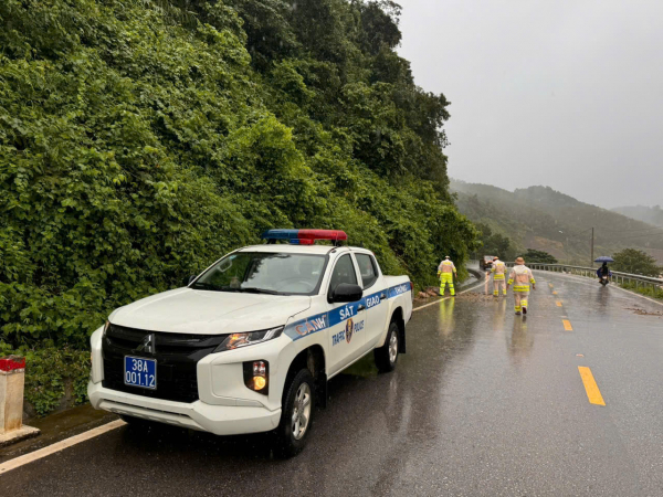 Công an Hương Sơn bám địa bàn, khắc phục hậu quả mưa lũ -0