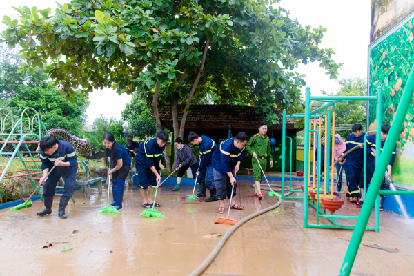 Công an Hương Sơn bám địa bàn, khắc phục hậu quả mưa lũ -0