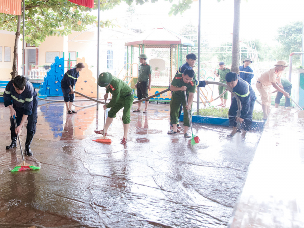 Công an Hương Sơn bám địa bàn, khắc phục hậu quả mưa lũ -1