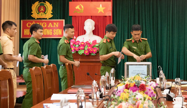 Công an Hương Sơn bám địa bàn, khắc phục hậu quả mưa lũ -0