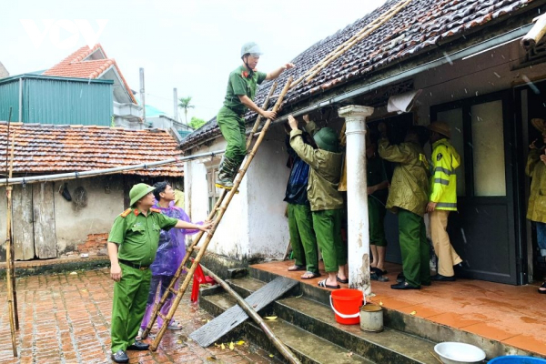 công an thị xã duy tiên (hà nam) giúp dân gia cố nhà cửa để chống bão.jpg -0