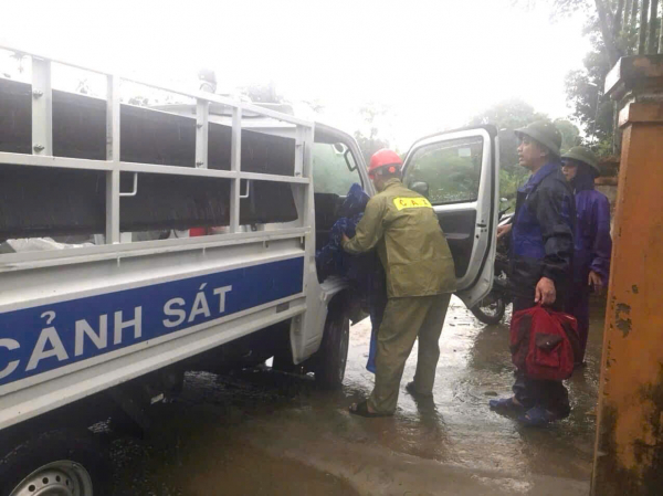 Công an Hương Sơn bám địa bàn, khắc phục hậu quả mưa lũ -3