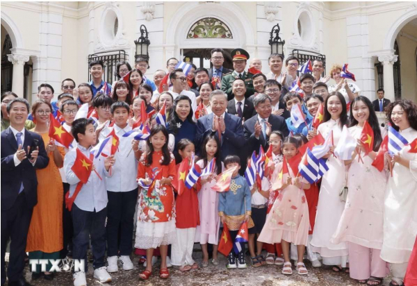 Tổng Bí thư, Chủ tịch nước thăm Đại sứ quán và cộng đồng người Việt Nam tại Cuba -0