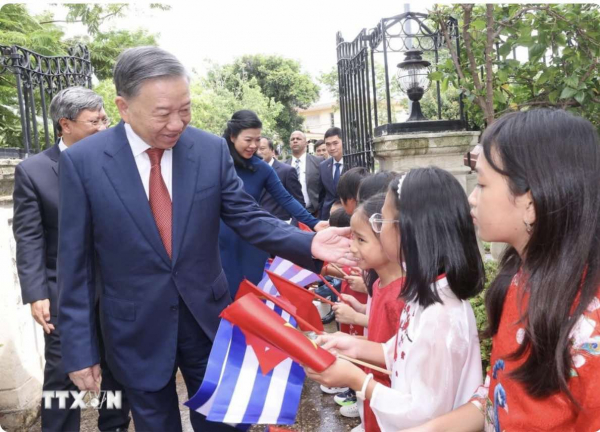 Tổng Bí thư, Chủ tịch nước thăm Đại sứ quán và cộng đồng người Việt Nam tại Cuba -0