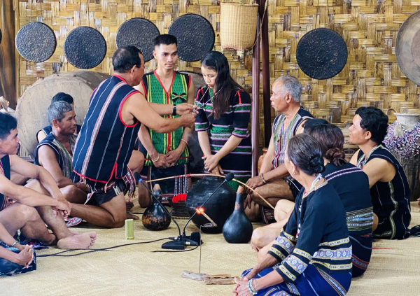 cha chú rể trao lễ vật trong lễ ăn hỏi.jpg -0