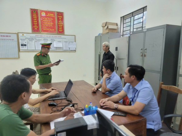 Mẫu thuẫn trong lúc nói chuyện, anh trai dùng dao chém em -0