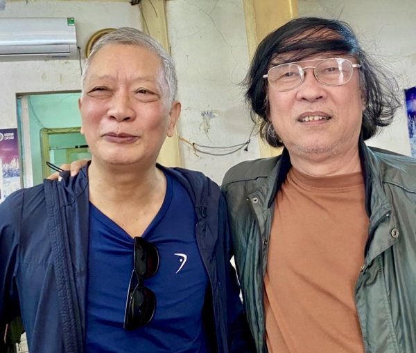 nhà văn trần chiến (trái ) và tác giả bài viết.jpg -0