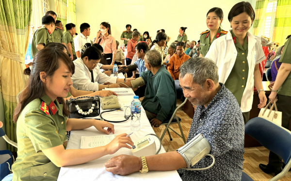 San sẻ yêu thương với đồng bào miền núi phía Tây Nam Khánh Hòa -0