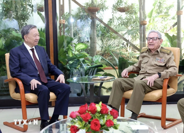 Tổng Bí thư, Chủ tịch nước Tô Lâm chào Lãnh tụ cách mạng, Đại tướng Raul Castro -0