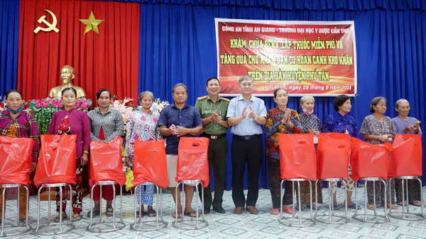 Công an tỉnh An Giang chăm sóc sức khẻo, tặng quà cho người dân khó khăn -0