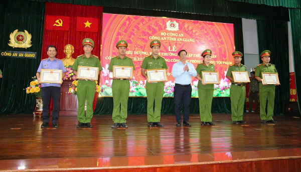Biểu dương, khen thưởng các tập thể, cá nhân xuất sắc trong công tác phòng, chống tội phạm -0