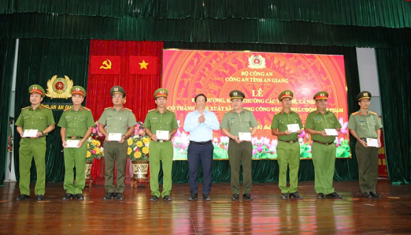 Biểu dương, khen thưởng các tập thể, cá nhân xuất sắc trong công tác phòng, chống tội phạm -0