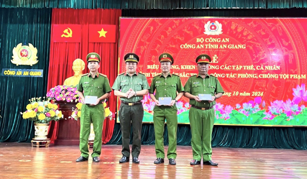 Biểu dương, khen thưởng các tập thể, cá nhân xuất sắc trong công tác phòng, chống tội phạm -0