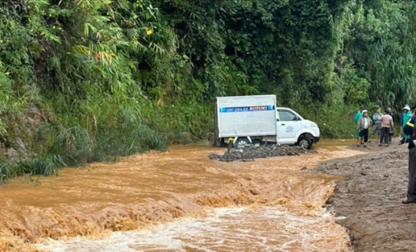 Lái xe ôtô qua suối, tài xế bị nước lũ cuốn trôi -0