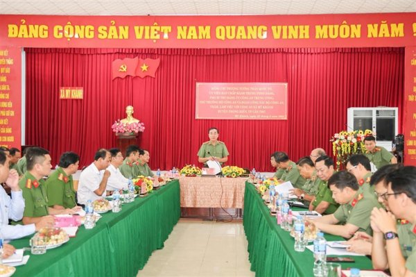 Deputy Minister Tran Quoc To visits grassroots-level police units -0