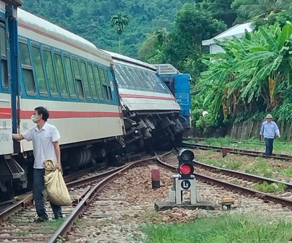 Tiếp tục xảy ra các vụ tàu hỏa trật bánh, Ban ATGT Thừa Thiên Huế lo ngại -0