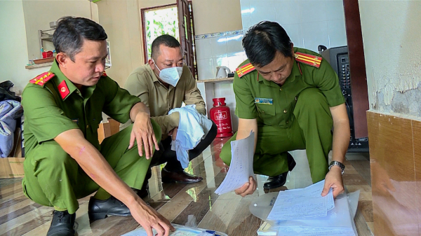 Bắt tạm giam 4 bị can đưa hối lộ cho nguyên phó giám đốc ngân hàng -0
