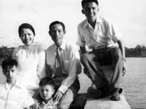 nhà thơ hồ zếnh và vợ bà hồng nhật cùng các con.jpg -1
