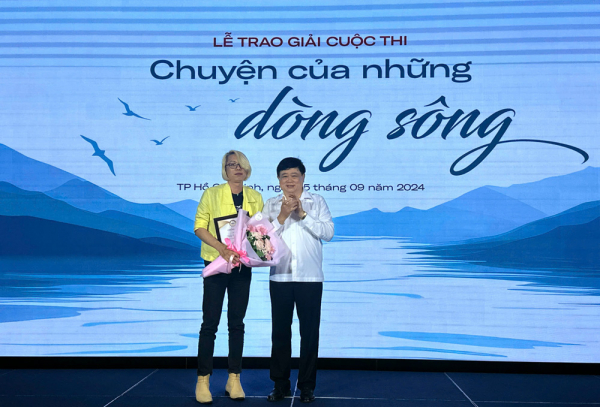 nhà văn tống phước bảo nhận giải nhất_nguồn ảnh hồ huy sơn.jpg -0