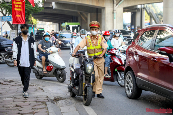 Bố mẹ đi xe cũng không đội nên em không nắm được quy định này -1