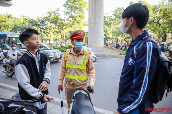 Bố mẹ đi xe cũng không đội nên em không nắm được quy định này -3