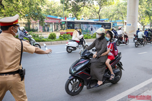 Bố mẹ đi xe cũng không đội nên em không nắm được quy định này -7