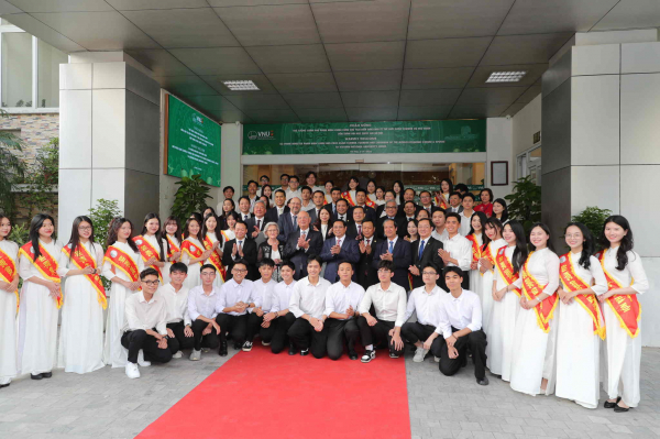 vnu - toa dam voi chu tich dien dan kinh te the gioi (8).jpg -0