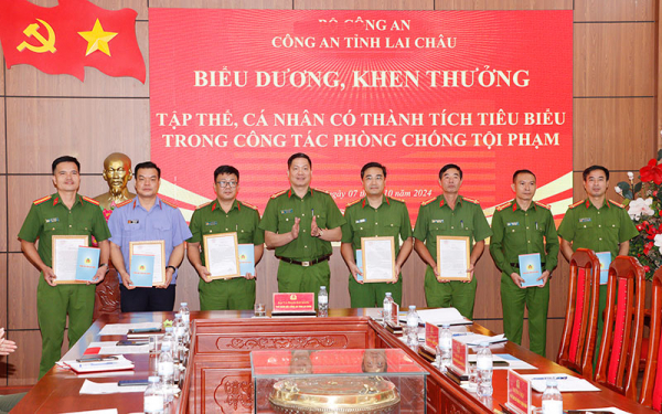 Biểu dương, khen thưởng các đơn vị có thành tích tiêu biểu trong công tác phòng chống tội phạm -0