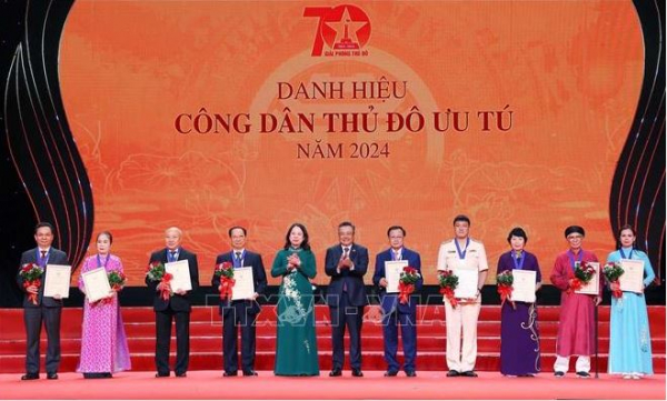 Vinh danh 10 'Công dân Thủ đô ưu tú' và tuyên dương 70 điển hình tiên tiến -0