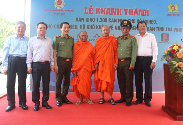 Bộ Công an khánh thành, bàn giao 1.300 căn nhà tặng người nghèo ở Trà Vinh -0