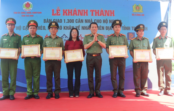 Bộ Công an khánh thành, bàn giao 1.300 căn nhà tặng người nghèo ở Trà Vinh -0