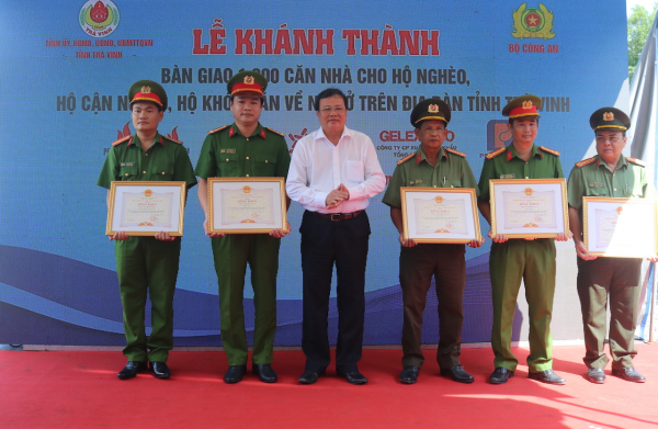 Bộ Công an khánh thành, bàn giao 1.300 căn nhà tặng người nghèo ở Trà Vinh -0