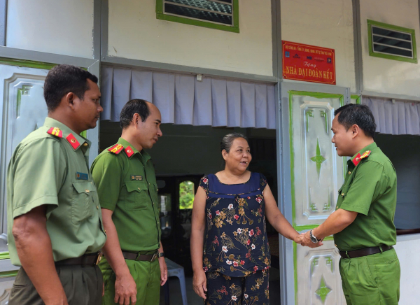 Bộ Công an khánh thành, bàn giao 1.300 căn nhà tặng người nghèo ở Trà Vinh -0