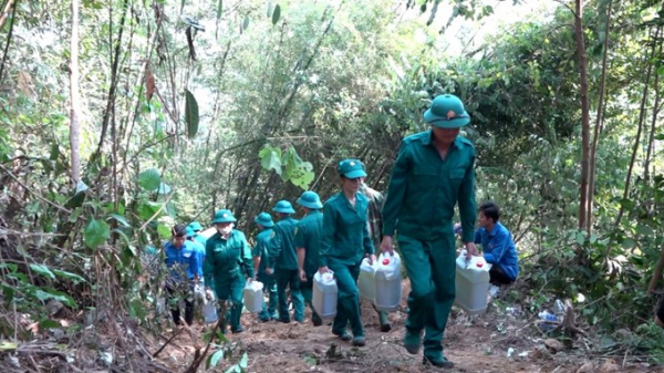 Mở đường vận chuyển lương thực, thực phẩm cho người dân bị cô lập do sạt lở -0