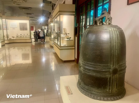 Van Ban bell - one of Vietnam's most ancient and biggest bronze bells -0