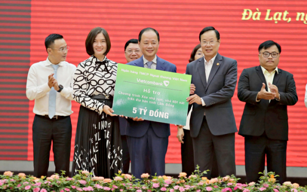 Vietcombank dành hàng trăm tỷ đồng hưởng ứng chương trình xóa nhà tạm, nhà dột nát trên cả nước -0