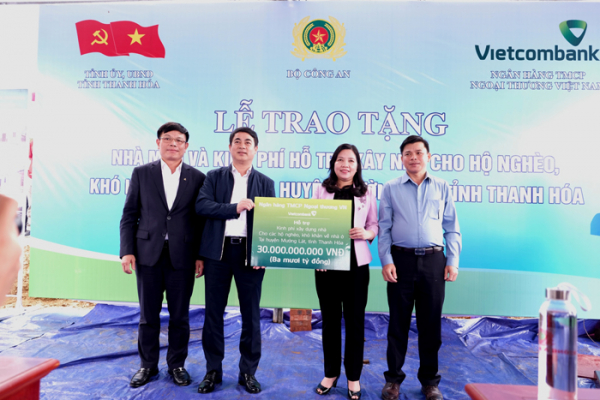 Vietcombank dành hàng trăm tỷ đồng hưởng ứng chương trình xóa nhà tạm, nhà dột nát trên cả nước -0