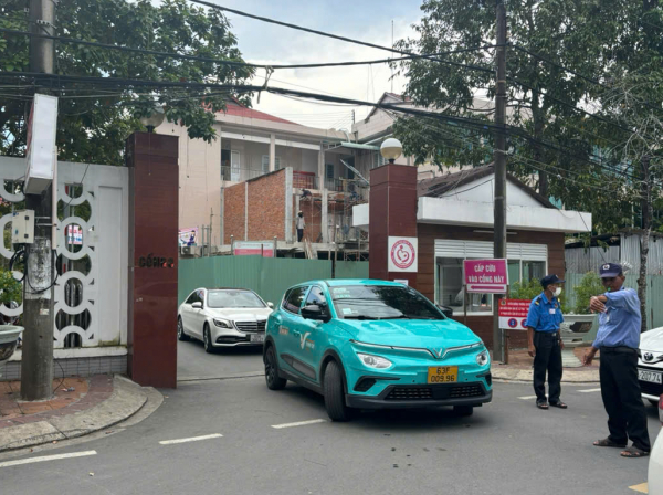 CSGT dẫn đường cho taxi chở sản phụ vỡ ối đến bệnh viện an toàn -1