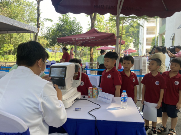 Khoảng 3 triệu trẻ em Việt mắc tật khúc xạ -0