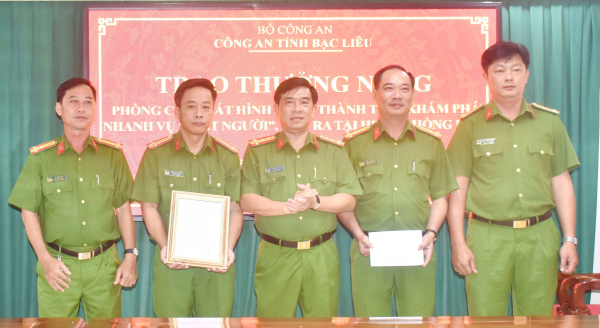 Thưởng nóng đơn vị khám phá nhanh vụ án giết người ở Bạc Liêu -0