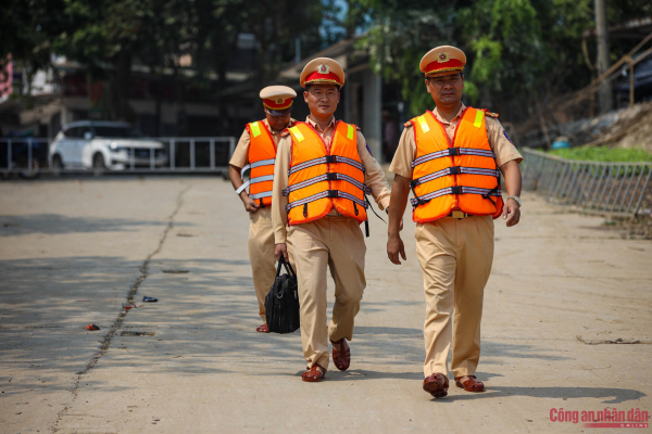 CSGT Hà Nội xuống phà nhắc nhở học sinh đảm bảo an toàn đường thủy -8