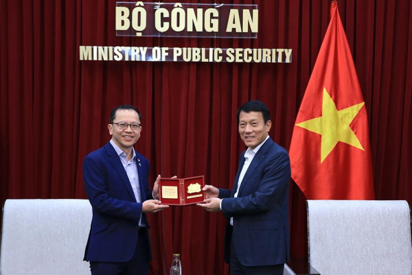 Minister Luong Tam Quang hosts Permanent Secretary of Singaporean Ministry of Home Affairs -0