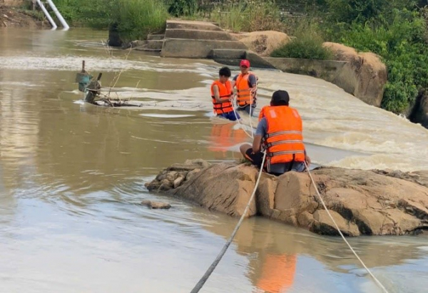 Cứu hộ thành công 2 cháu bé có nguy cơ bị nước cuốn -0