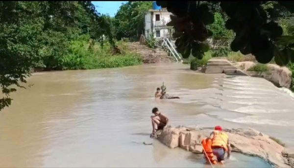 Cứu hộ thành công 2 cháu bé có nguy cơ bị nước cuốn -0