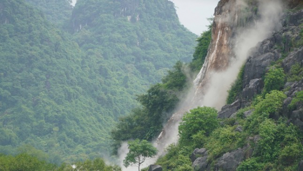 Huy động quân đội nổ mìn phá thành công khối đá hơn 300 tấn nằm lơ lửng trên nhà dân -0