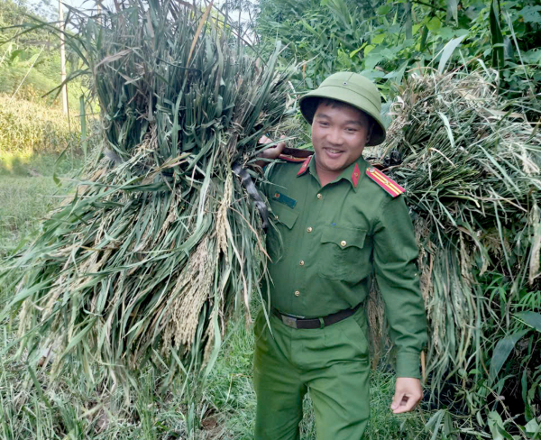 Công an huyện Bảo Yên giúp đỡ nhân dân khắc phục hậu quả bão số 3 -2