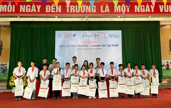 hình 1- manulife trao quà cho các em học sinh xã tân lập, huyện lục ngạn, tỉnh bắc giang.jpg -0
