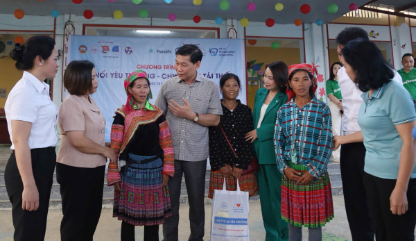 hình 2 - người dân xã trung minh (huyện  yên sơn, tỉnh tuyên quang) được đoàn công tác trao quà, hỗ trợ cuộc sống hậu thiên tai.jpg -0