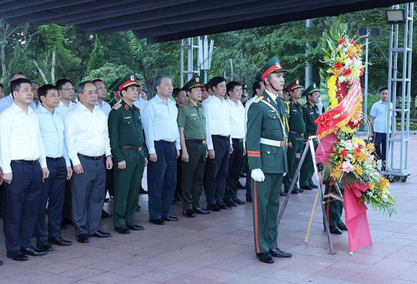 Tổng Bí thư, Chủ tịch nước dâng hương tưởng nhớ các anh hùng liệt sỹ tại Quảng Trị -0