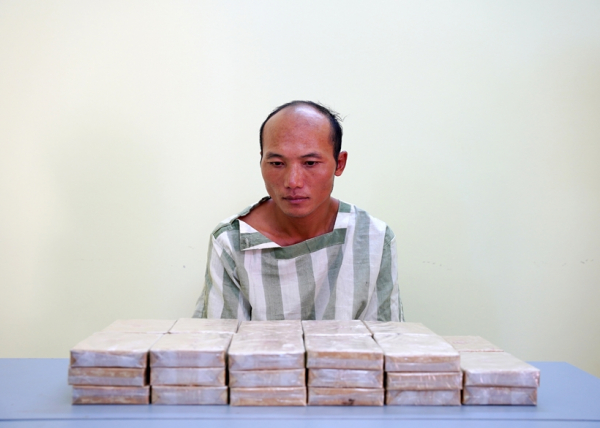 Thanh niên vận chuyển 34 bánh heroin lúc 3h sáng -0